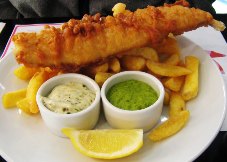 Fish,_chips_and_mushy_peas - no6-london.com